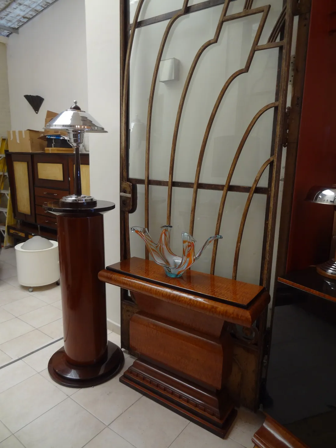 Colonne antique décorative avec base ronde dans un cadre élégant.