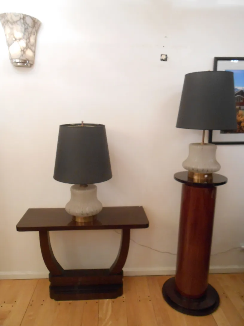 Colonne ancienne décorative dans un environnement intérieur avec des lampes.