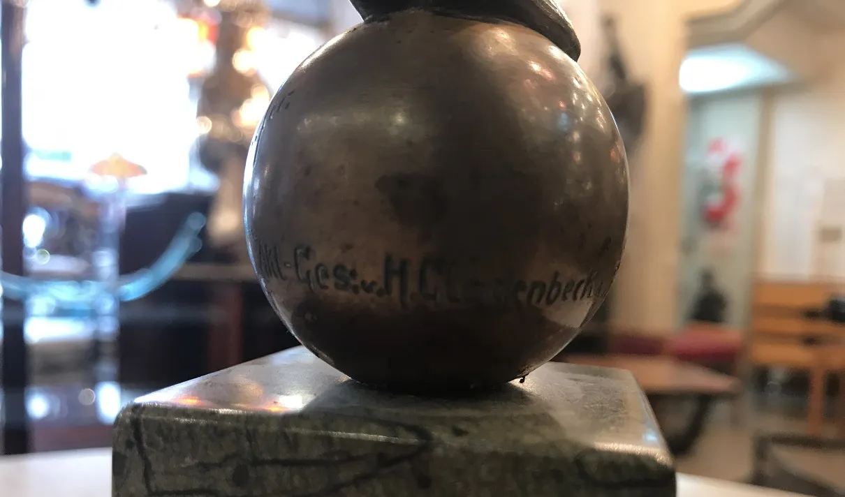 escultura antiga em um ambiente decorativo