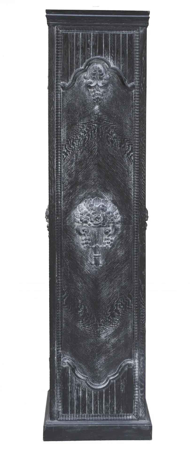 Columna antigua decorativa con detalles exquisitos, ideal para ambientes clásicos.