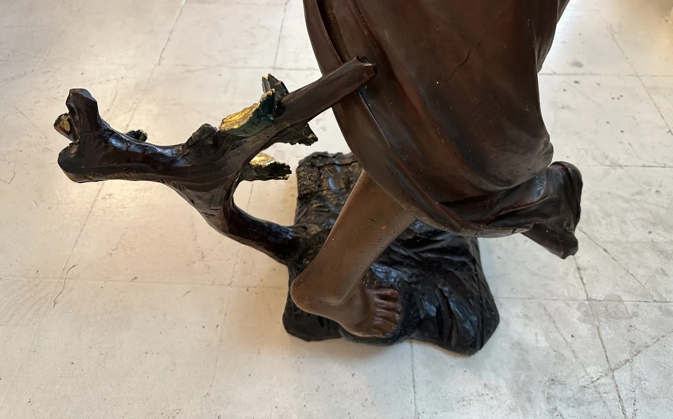 sculpture ancienne de figure humaine avec des détails fins