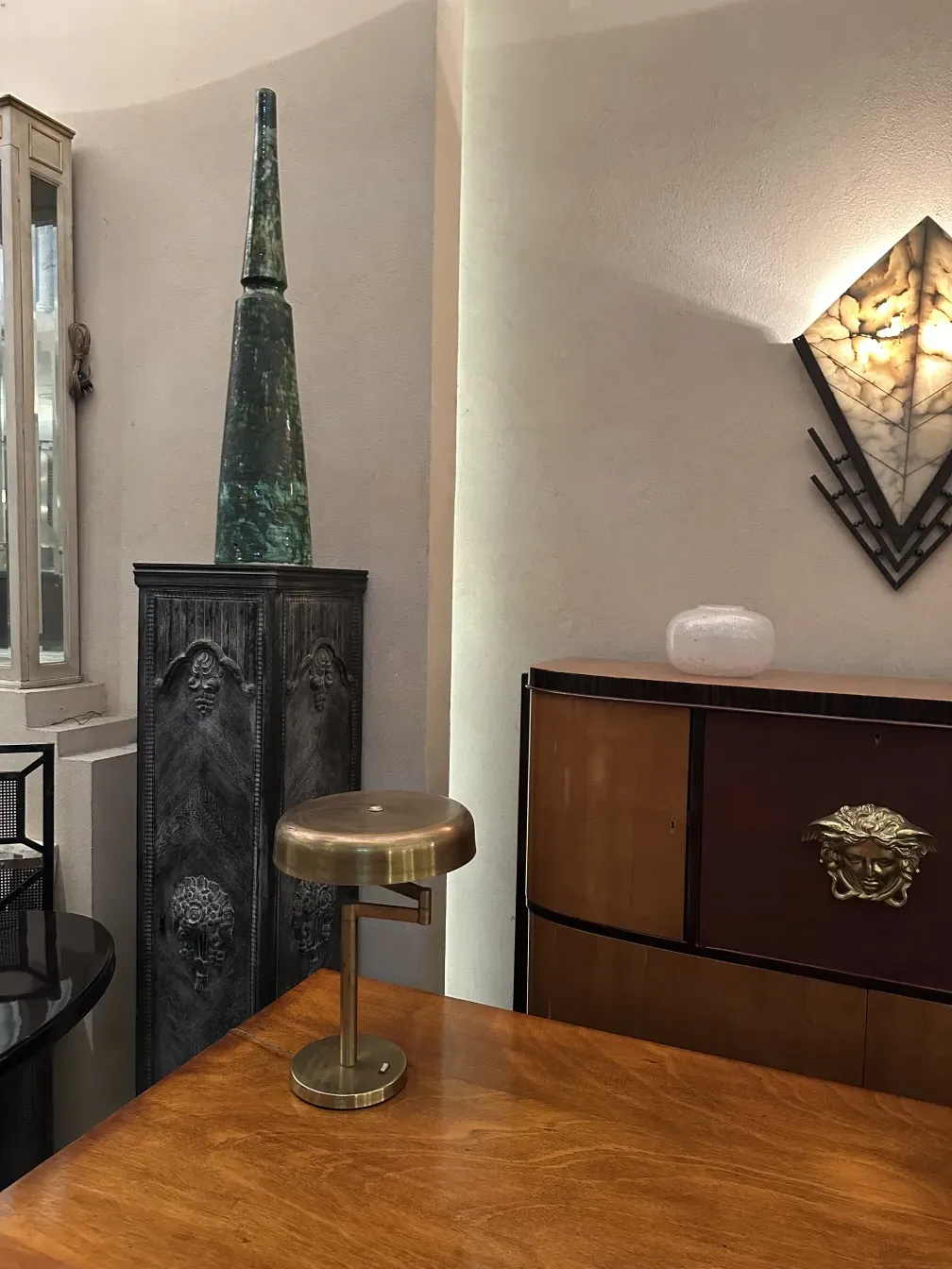 Columna antigua decorativa con forma de estrella en habitación elegante.