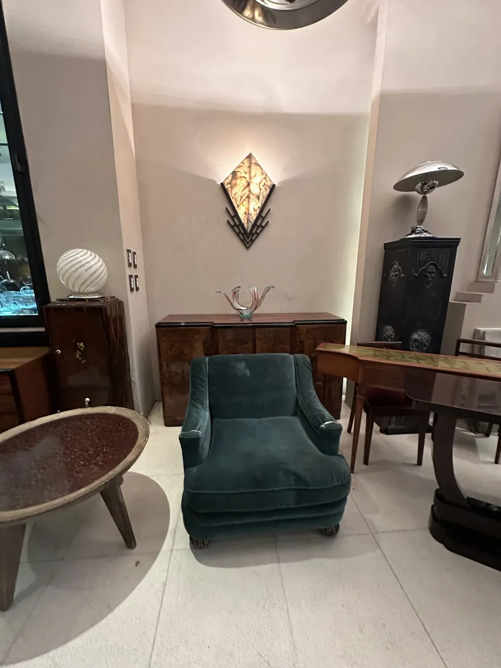 Coluna decorativa antiga com detalhe elegante em ambiente contemporâneo.