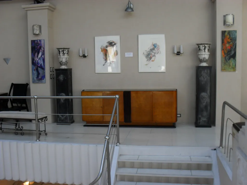 Coluna decorativa antiga com detalhes visíveis no ambiente.