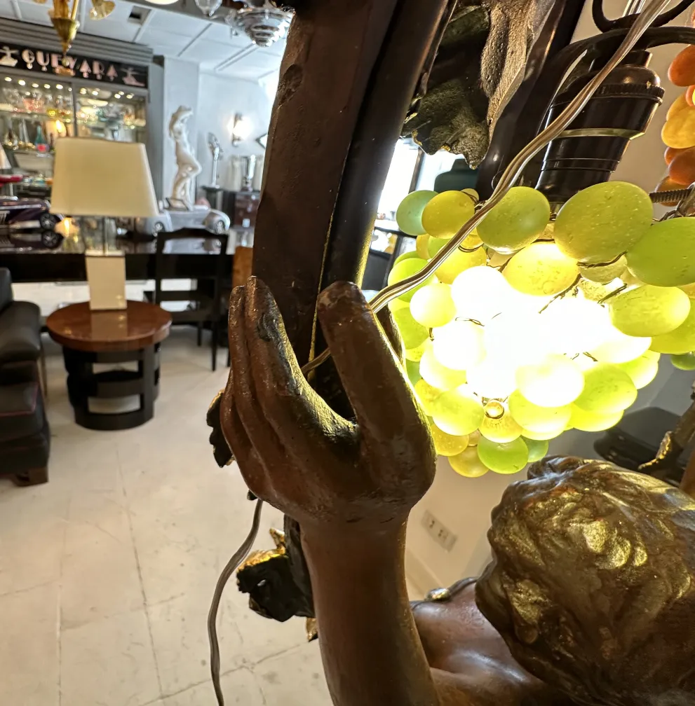 アンティーク彫刻が手で光を持つ、居心地の良い環境。