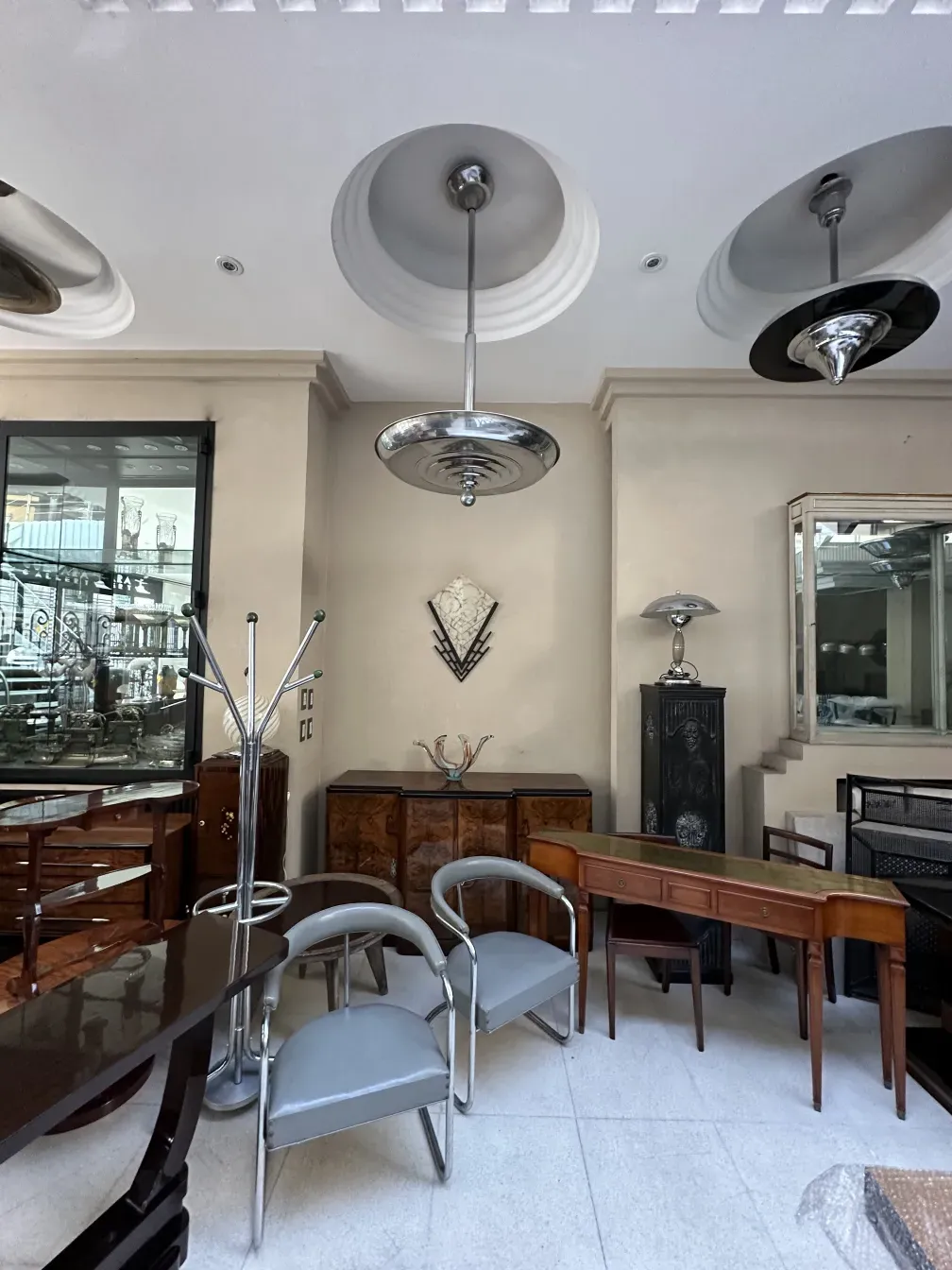 Coluna antiga em interior moderno com elementos decorativos.