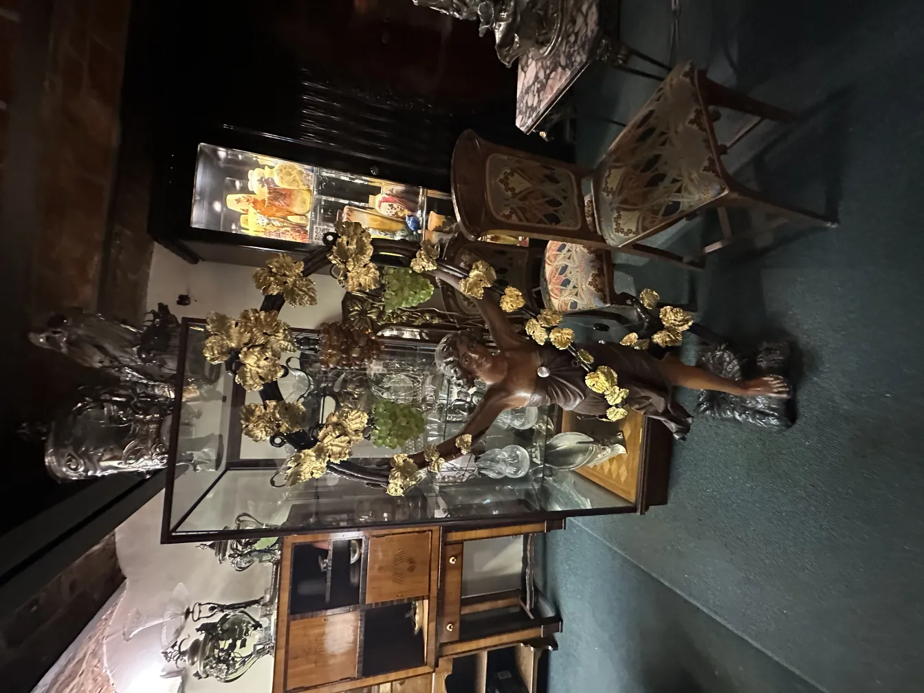 Scultura antica che rappresenta dei tra foglie dorate