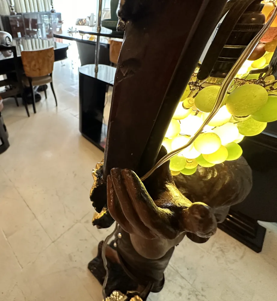 Escultura antiga de mão segurando um objeto decorativo.