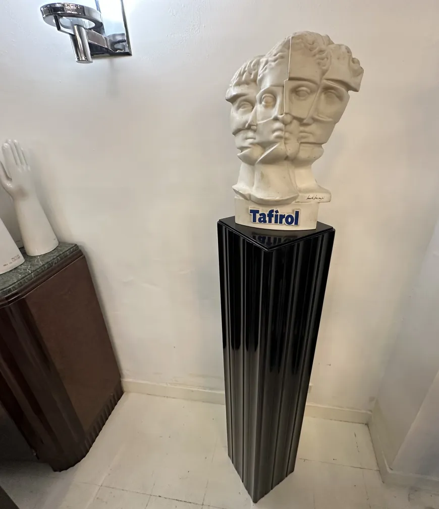 Columna antigua decorativa, ideal para sostenedor de estatuas, con un diseño elegante.