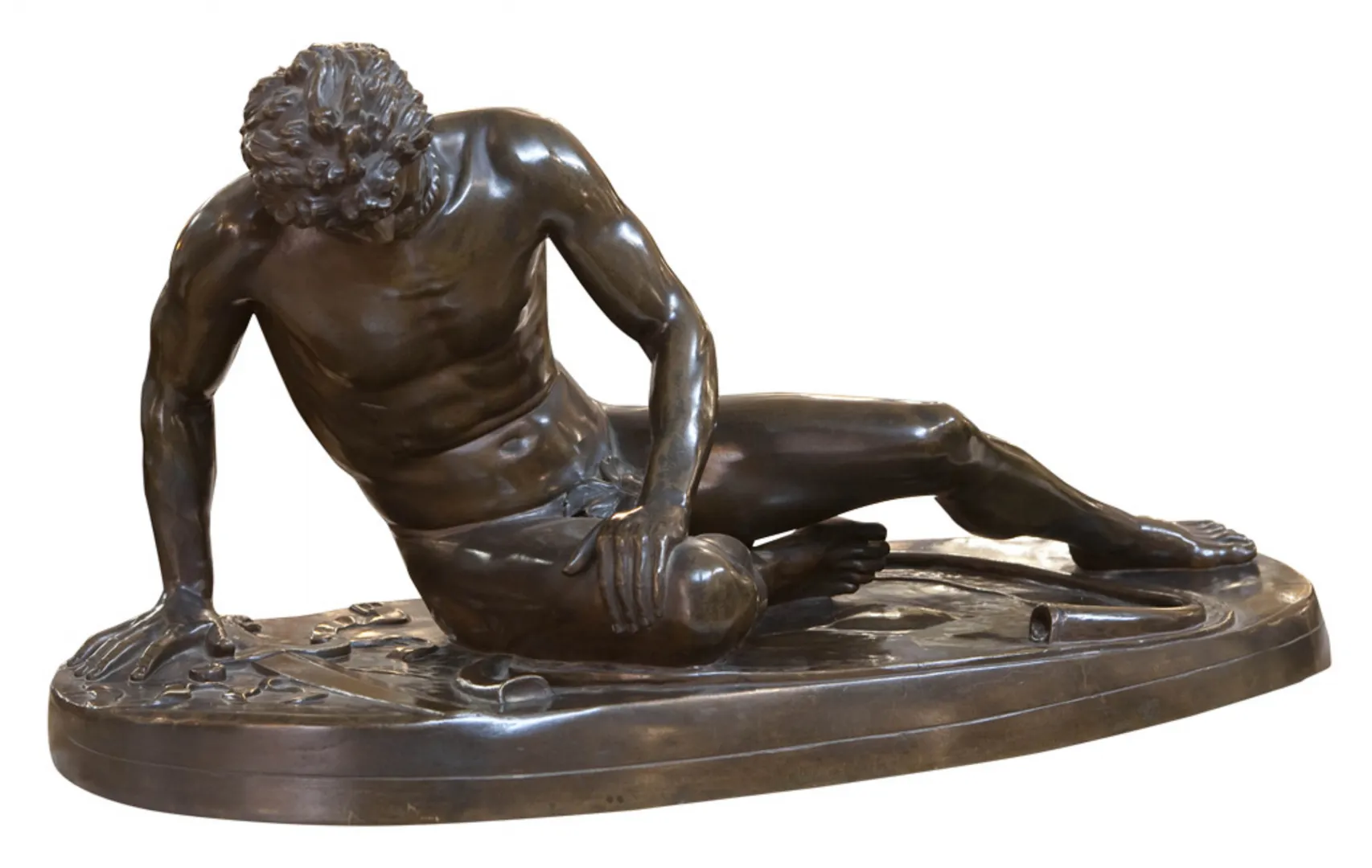 scultura antica di uomo semi-reclinato su base decorativa