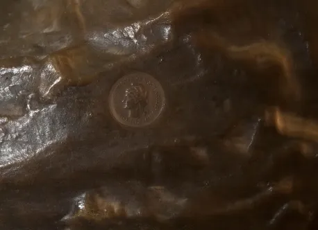 一件古老雕塑的细节，其表面有一个印章