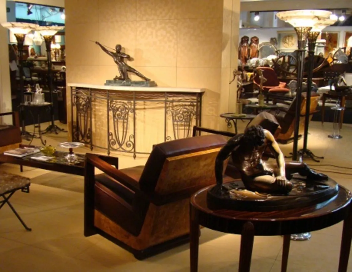 scultura antica in un ambiente elegante con mobili e luci