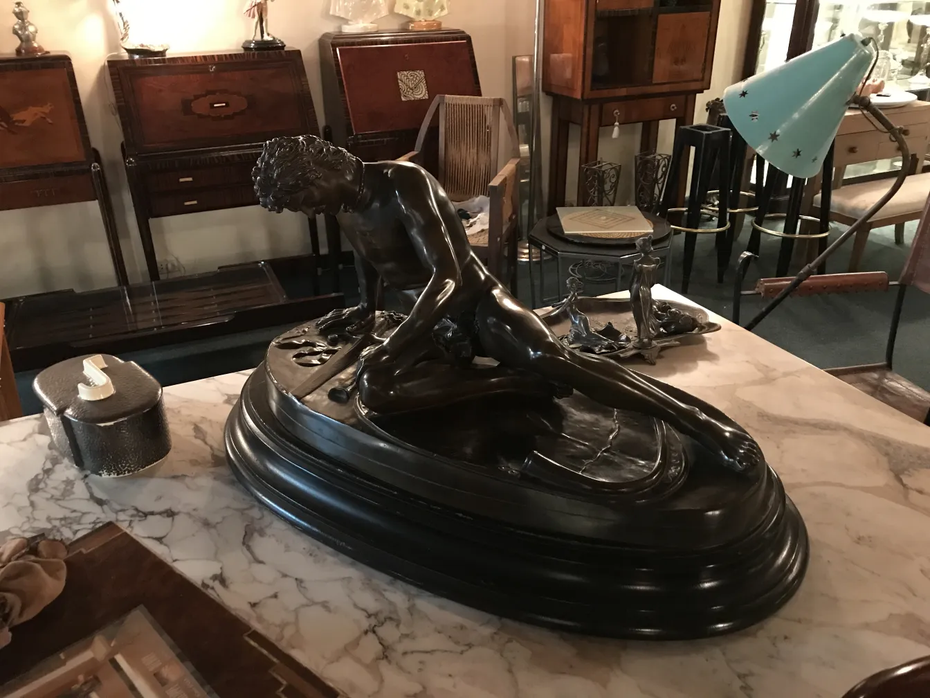 escultura antigua de F.Barbediennefonduer, mostrando detalles intricados y un ambiente clásico