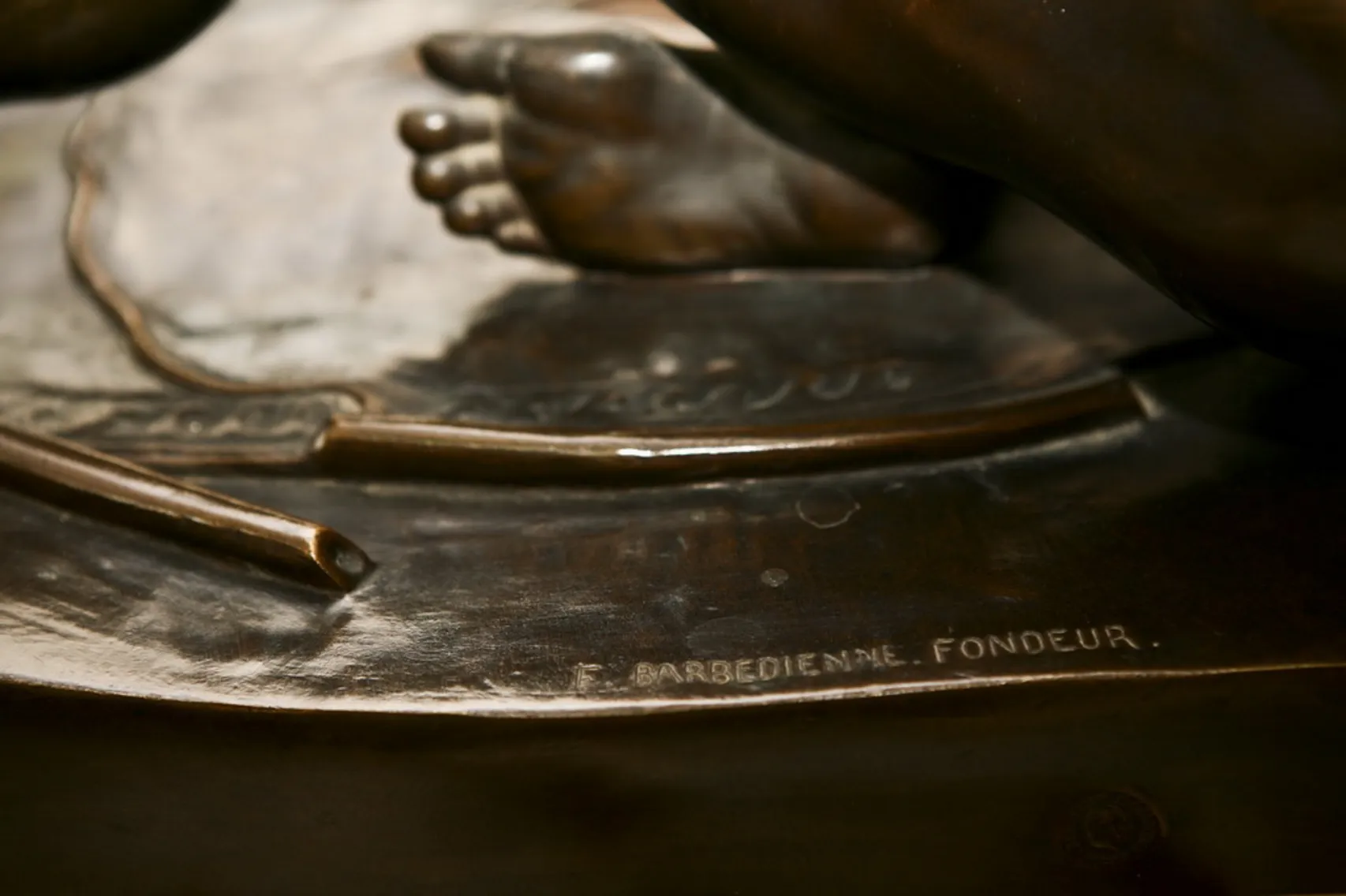 detalle de escultura antigua con firma F.Barbediennefonduer
