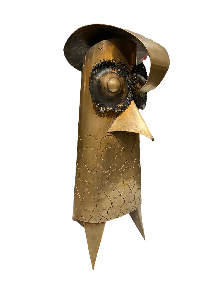 Sculpture en métal avec forme abstraite et détails artistiques