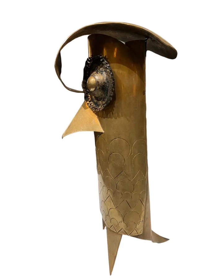 Alte Skulptur eines Vogels aus Bronze mit künstlerischen Details und einer dekorativen Basis.