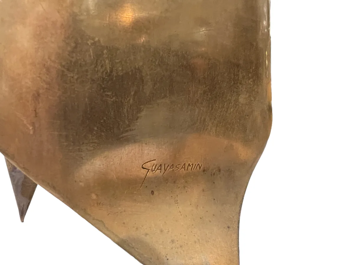 sculpture antique en bronze avec forme abstraite dans un cadre élégant