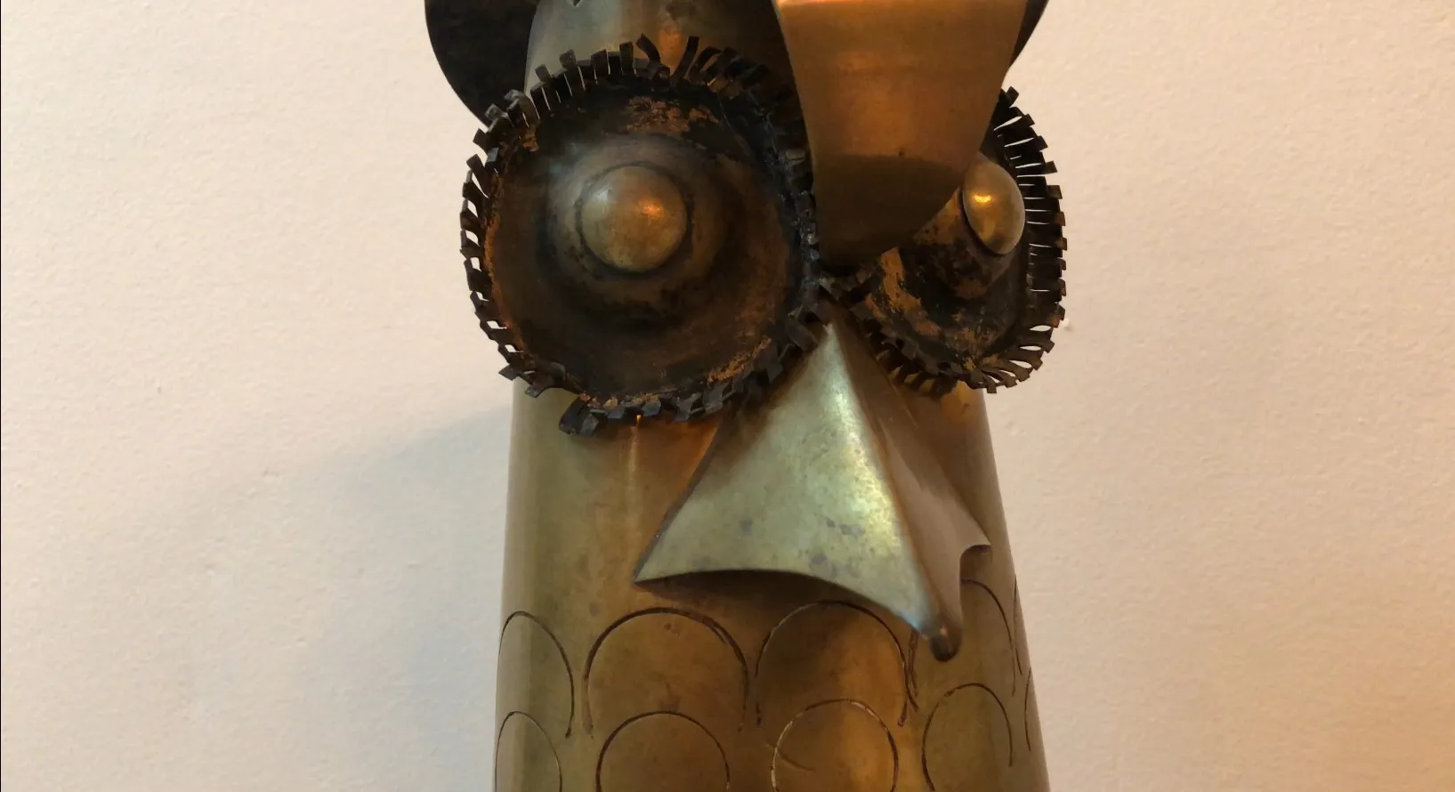 alte Skulptur in Form eines Vogels, metallische Details