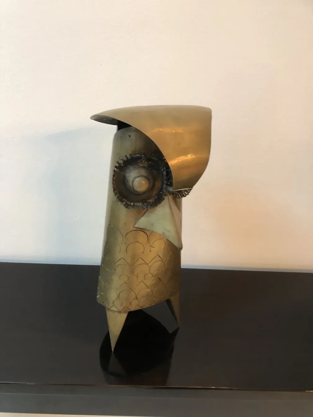 escultura antiga com design abstrato e formas geométricas