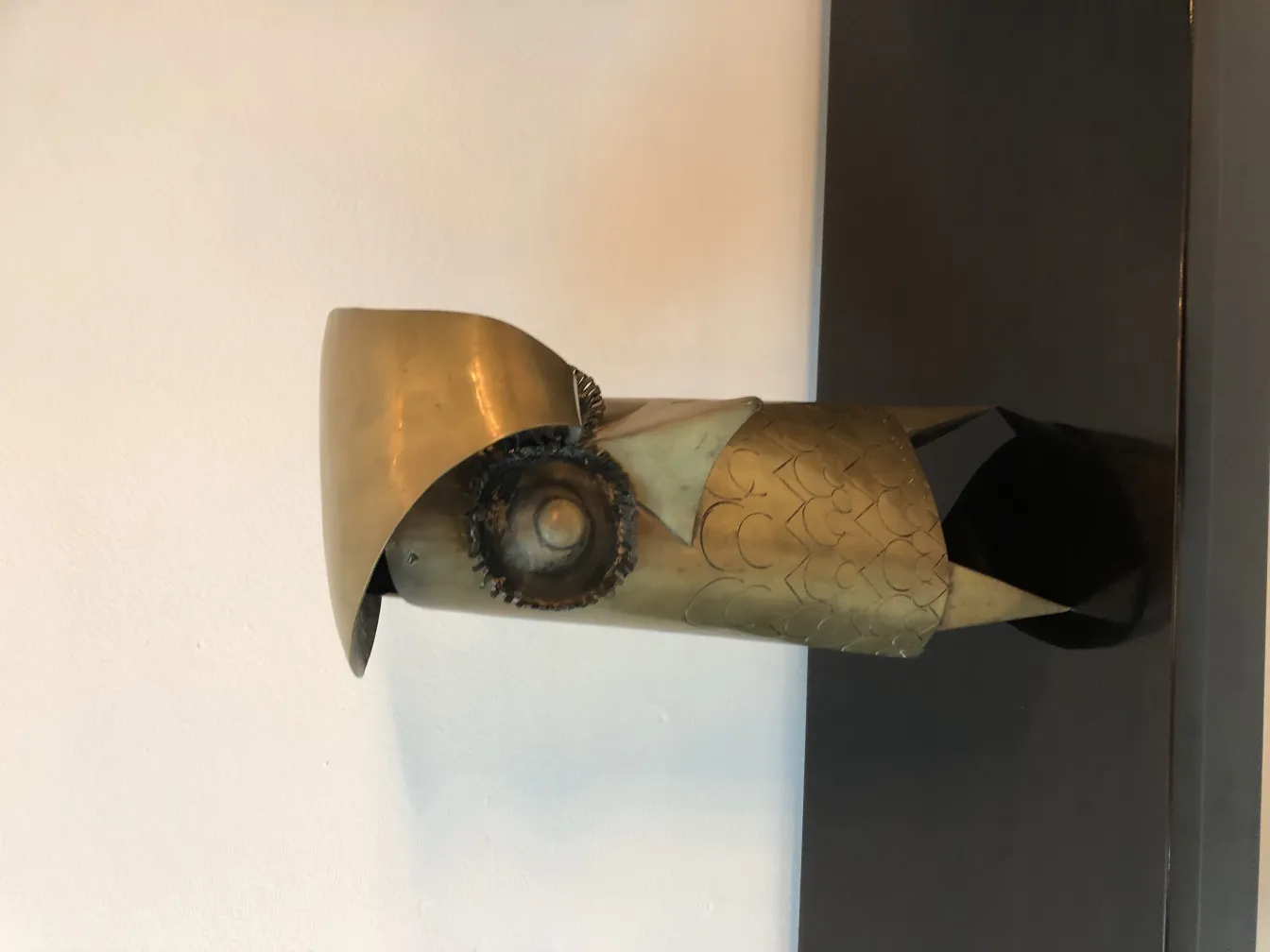 Scultura antica in metallo a forma di uccello, colore dorato