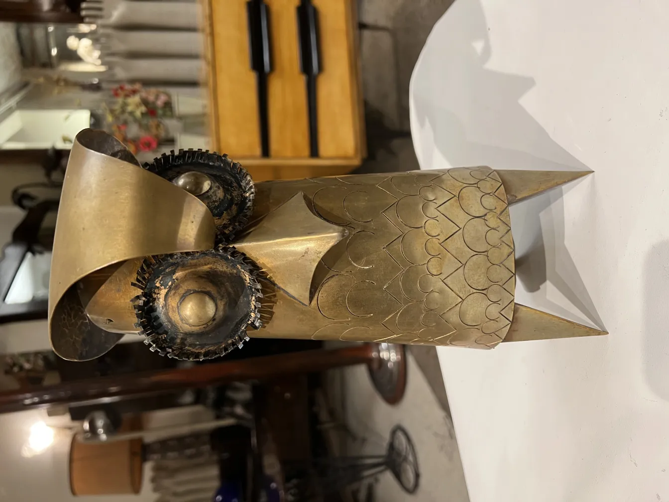 escultura antiga com detalhes em relevo e formas únicas