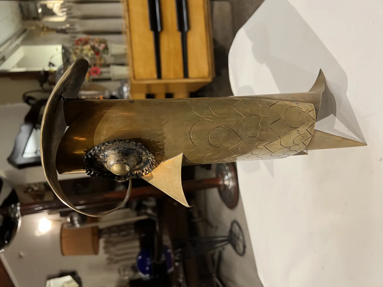 scultura antica con disegni in rilievo e finitura lucida