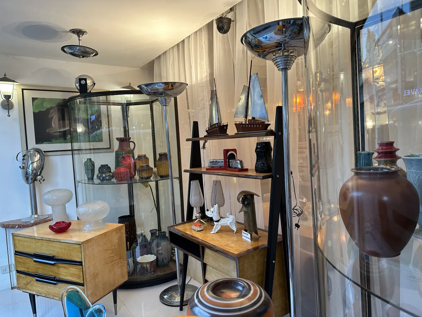 vitrine avec sculpture antique et divers objets décoratifs