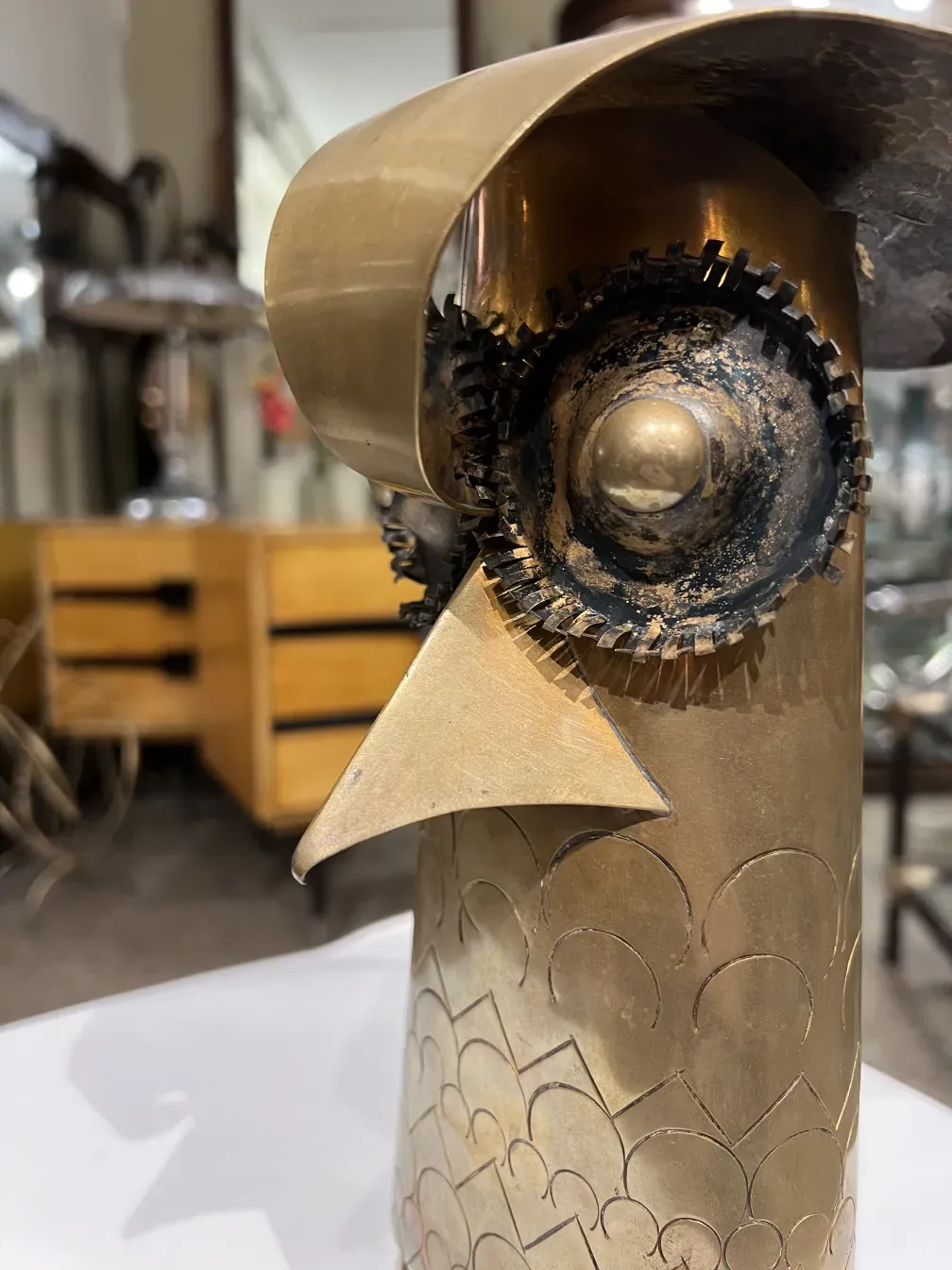 alte Skulptur mit Bronzedetails und abstrakten Formen