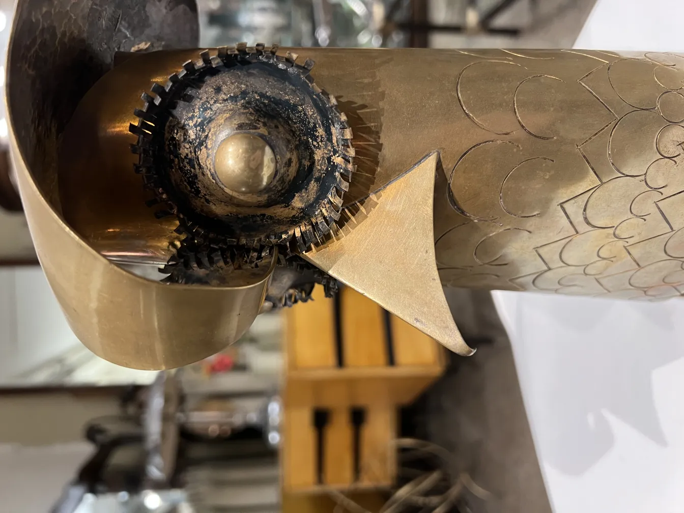 飾り金属ディテールと見える歯車を持つ古代彫刻