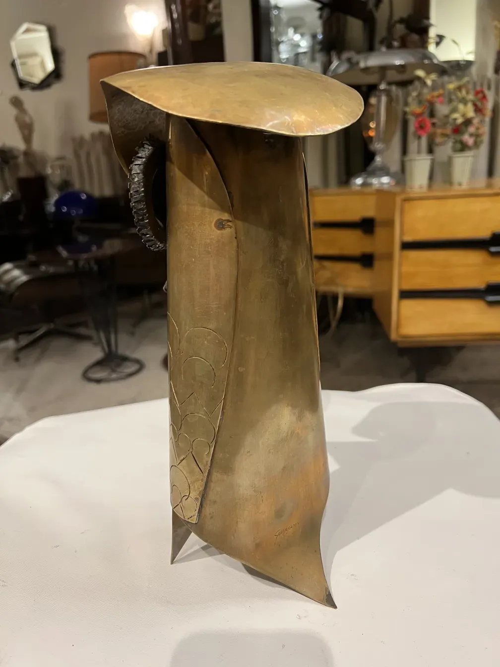 escultura de formato único de Oswaldo Guayasamín em um ambiente aconchegante