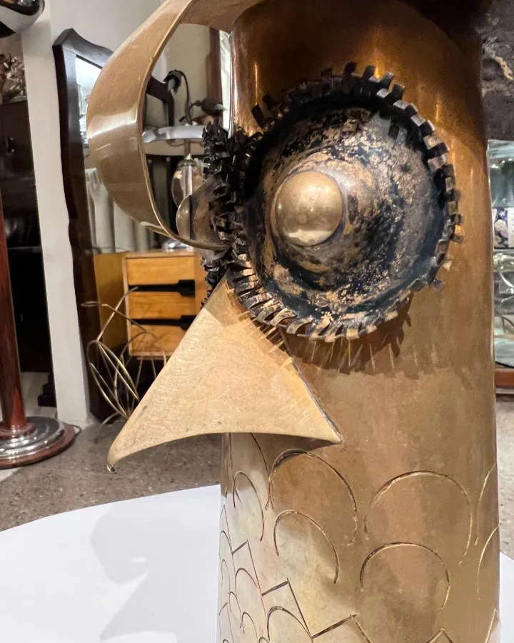 古代鸟雕塑带有金属细节和网格，经典环境。