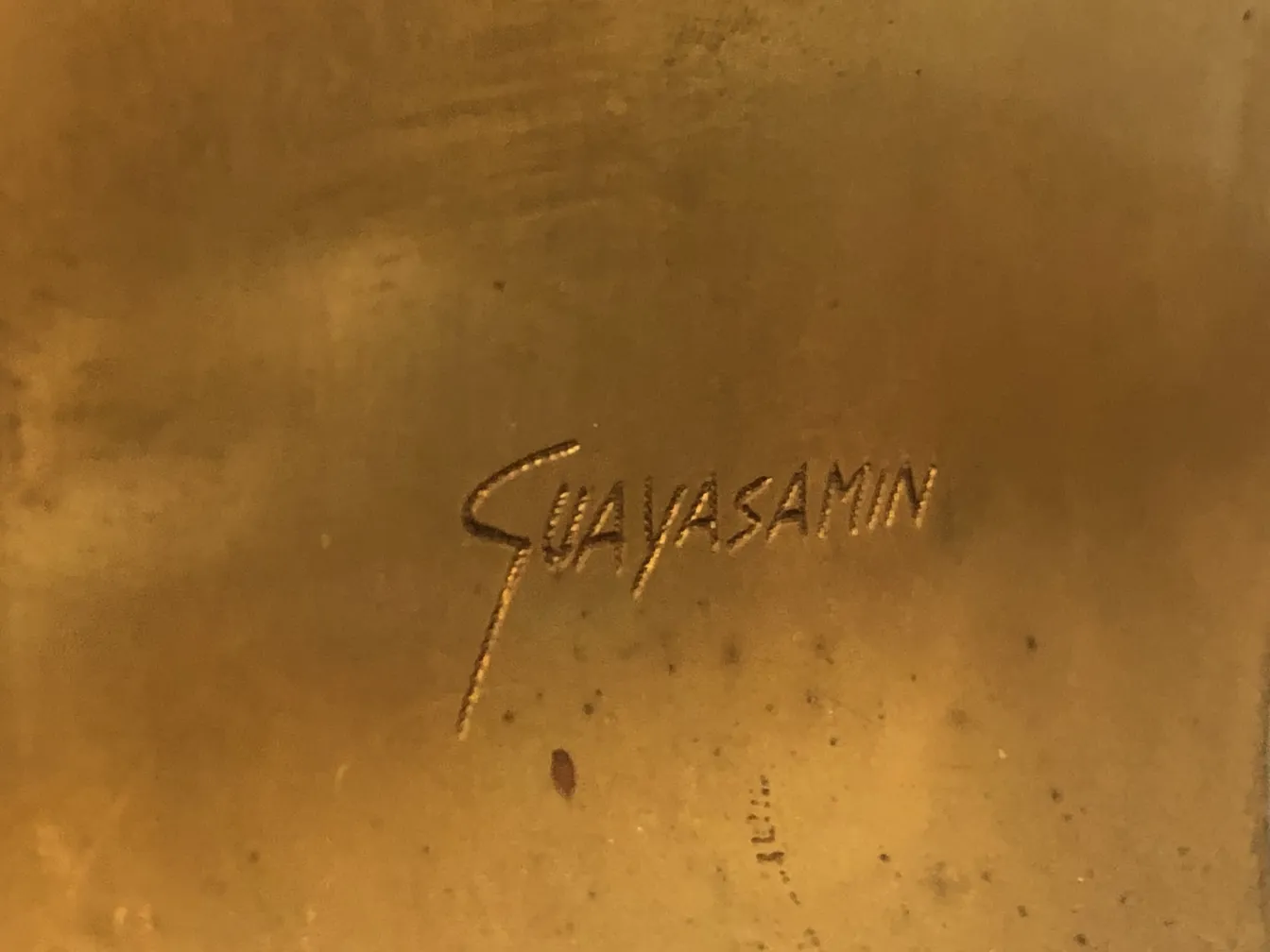 unterschrift auf der antiken skulptur von Guayasamín