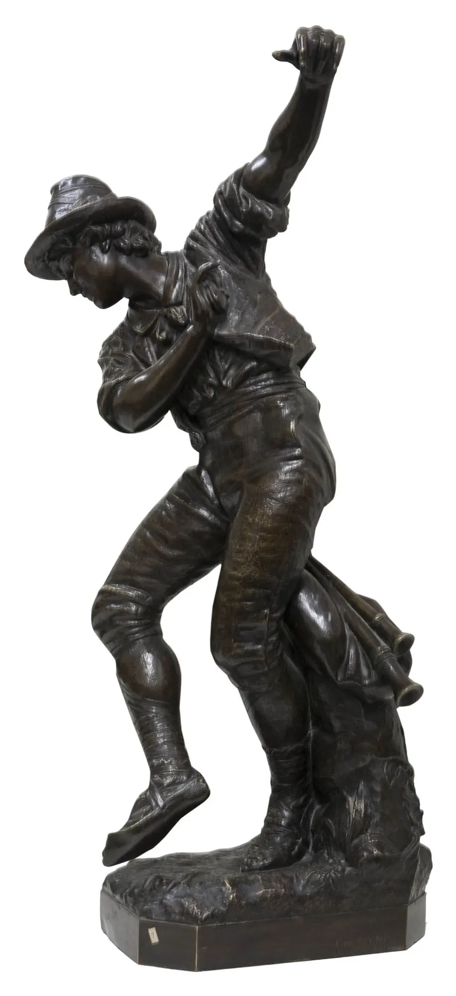 antike Skulptur einer bewegten Figur mit lebhaften Details und dynamischer Pose