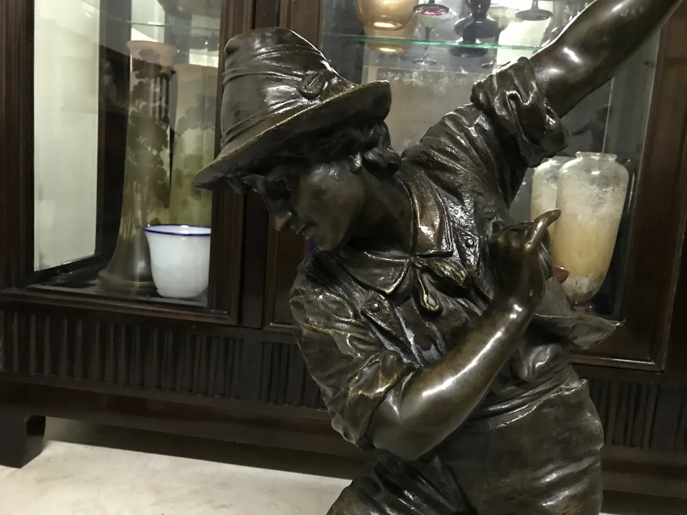 scultura antica in azione con uno sfondo elegante