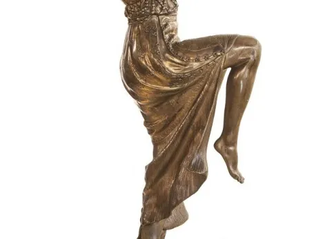Escultura antiga de uma figura feminina em movimento.