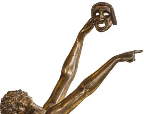 escultura antiga representando uma figura com máscara