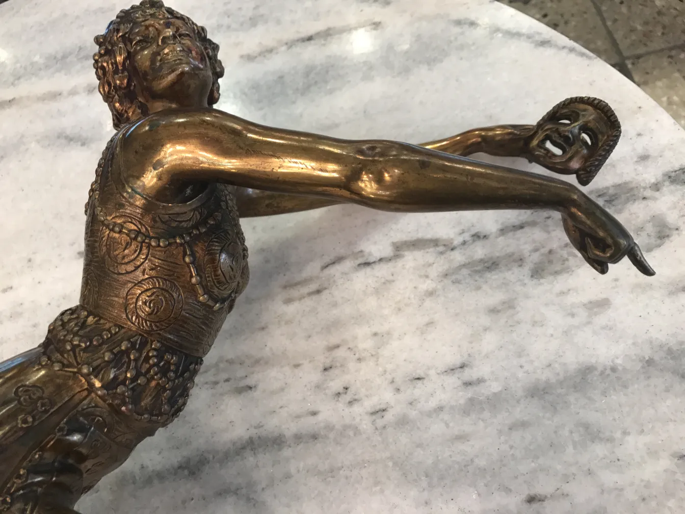 alte skulptur mit dekorativen details und ausdruck