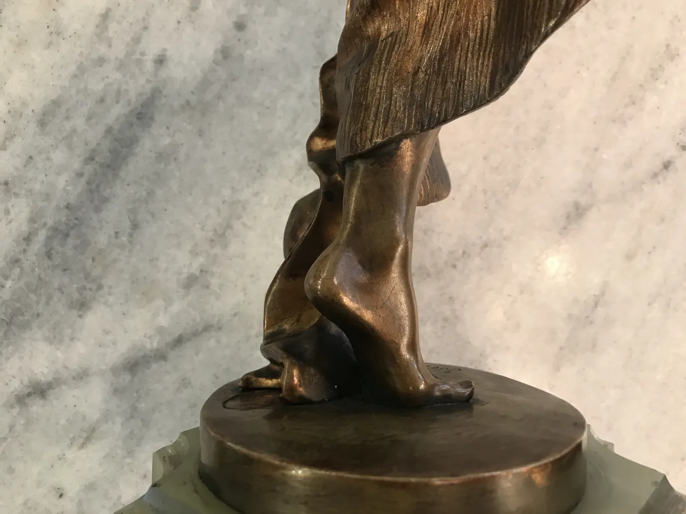 escultura antiga com detalhes finos e base elegante