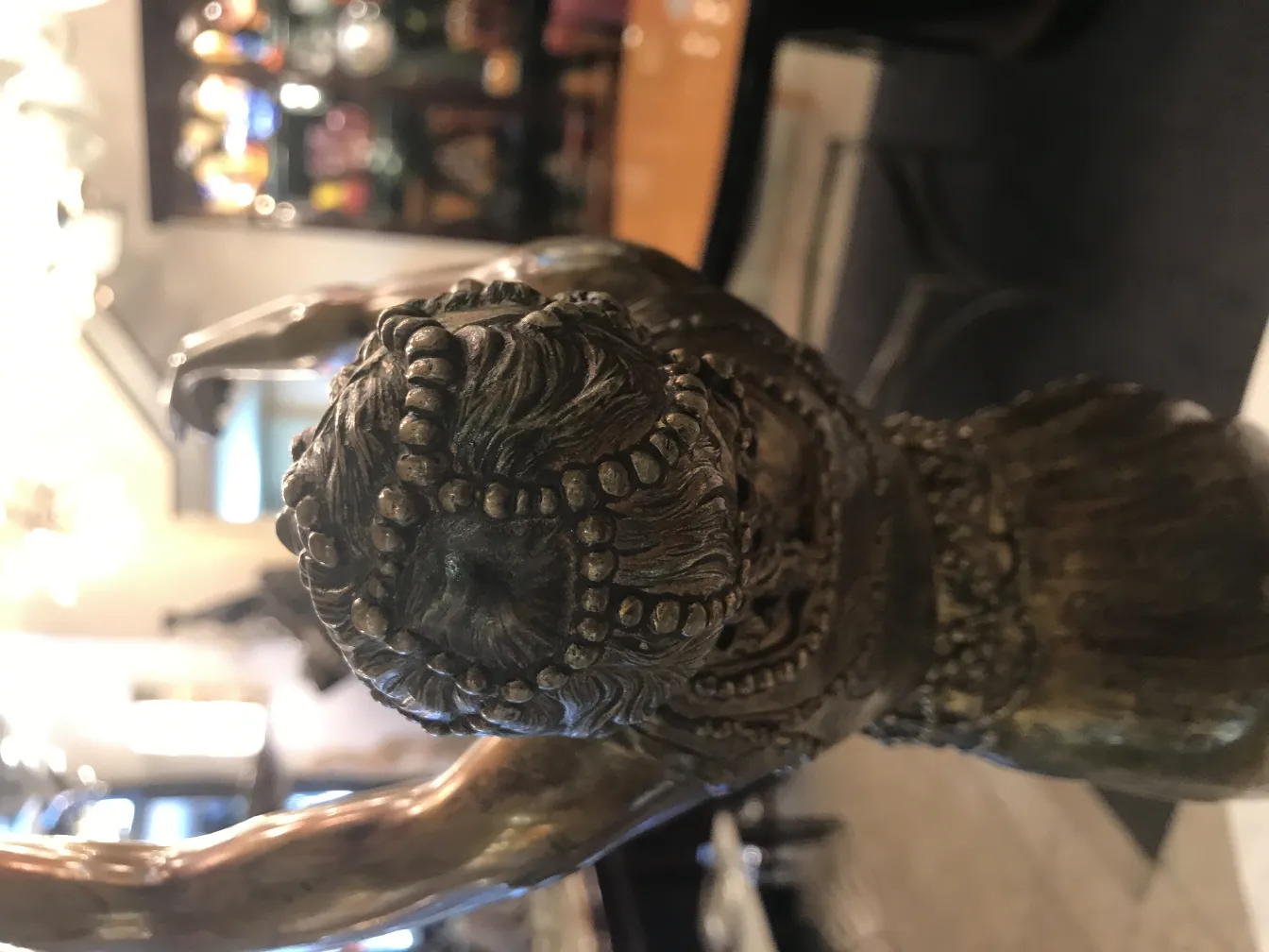 escultura antiga com detalhes intrincados e figura expressiva