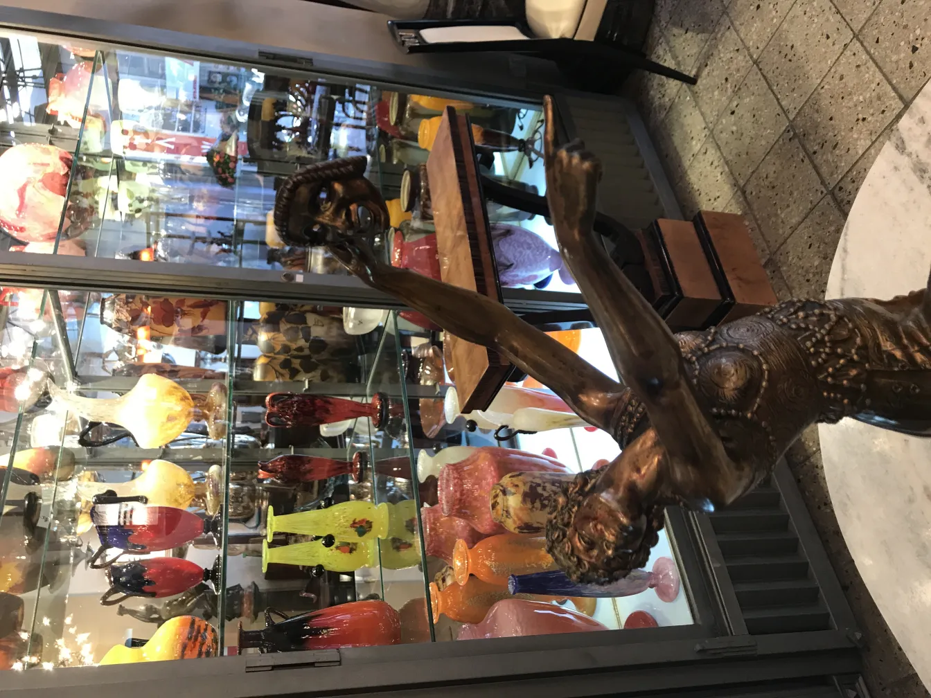 古代雕塑描绘了一个在装饰物中运动的人物