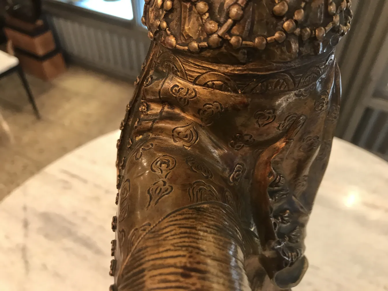 古代彫刻に装飾的な詳細と質感