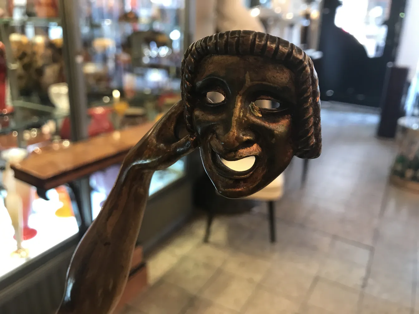 古代雕塑面部和手部细节，古董环境