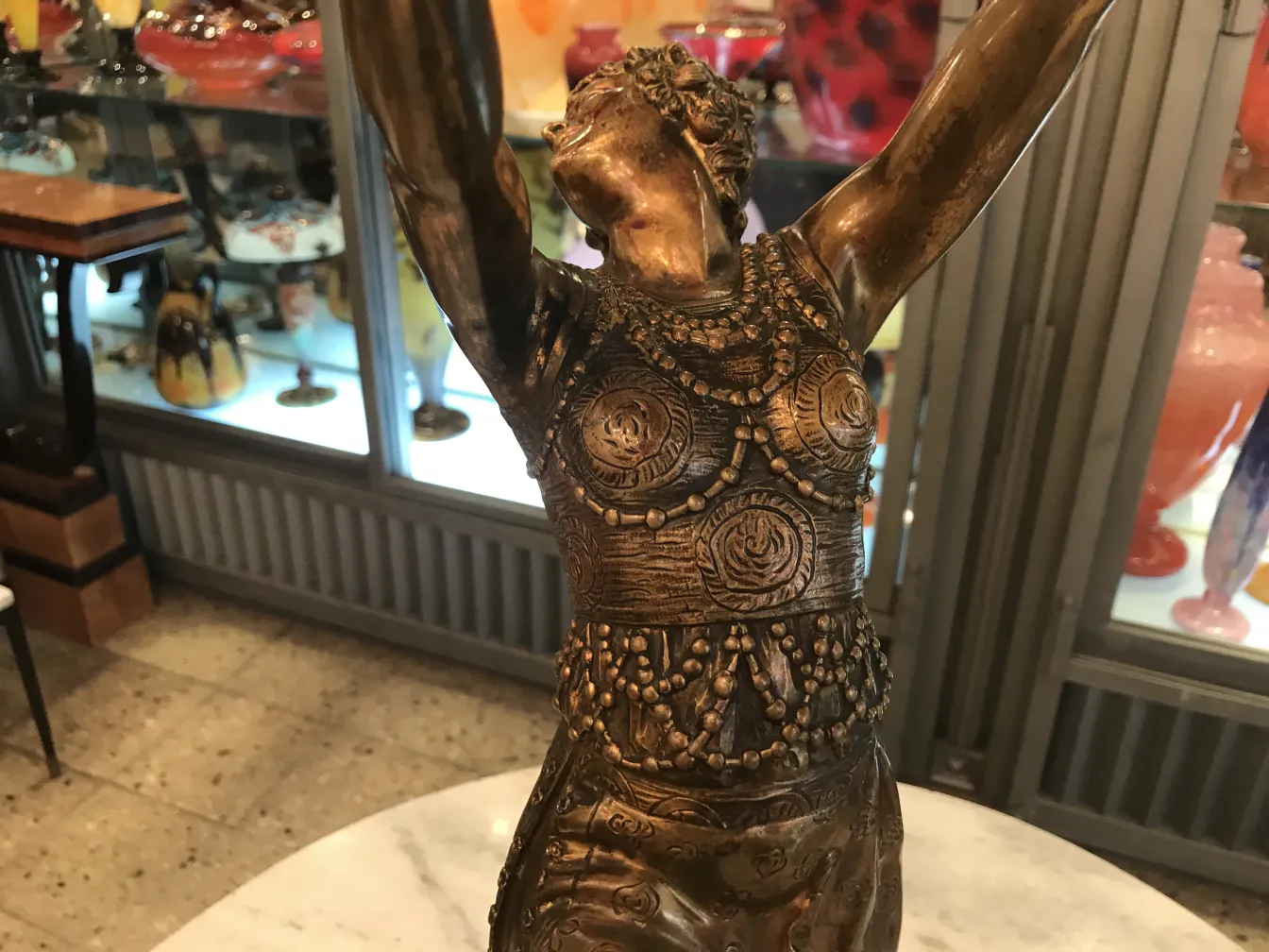 antike skulptur, die menschliche figur mit dekorativen details darstellt