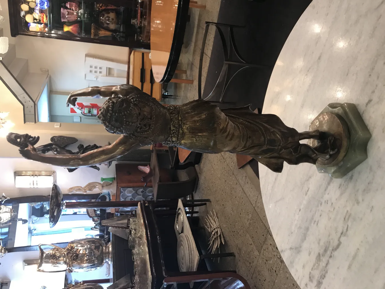 escultura antigua cormier joseph descomps con figura femenina en movimiento