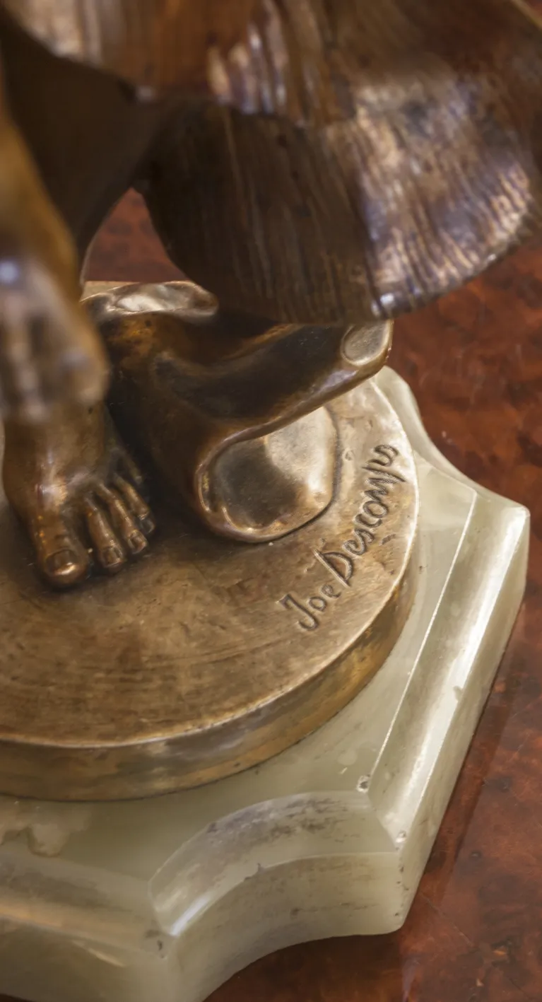 sculpture ancienne montrant un pied et signature sur la base