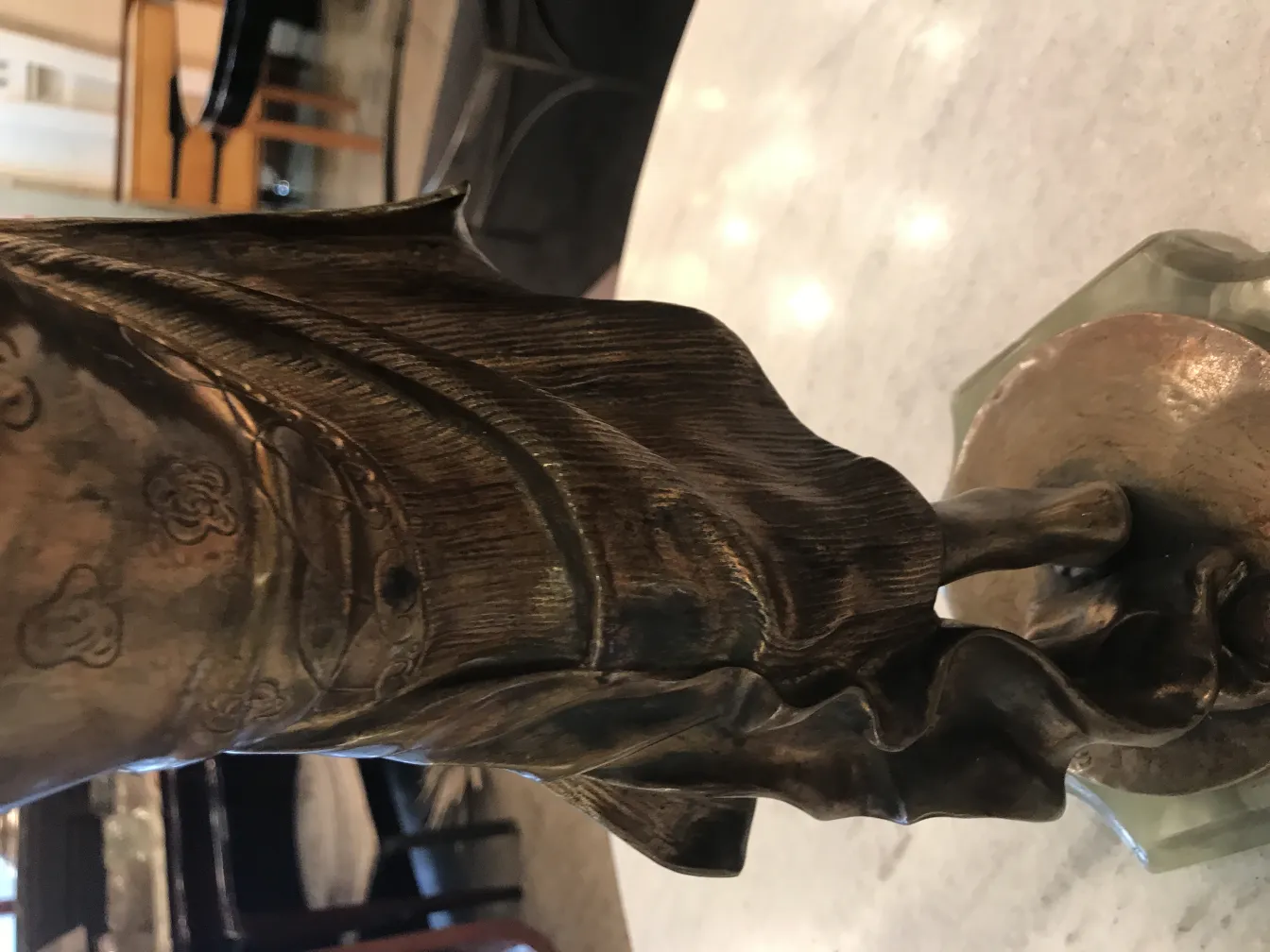 antike Skulptur mit Oberflächendetails und dynamischer Figur