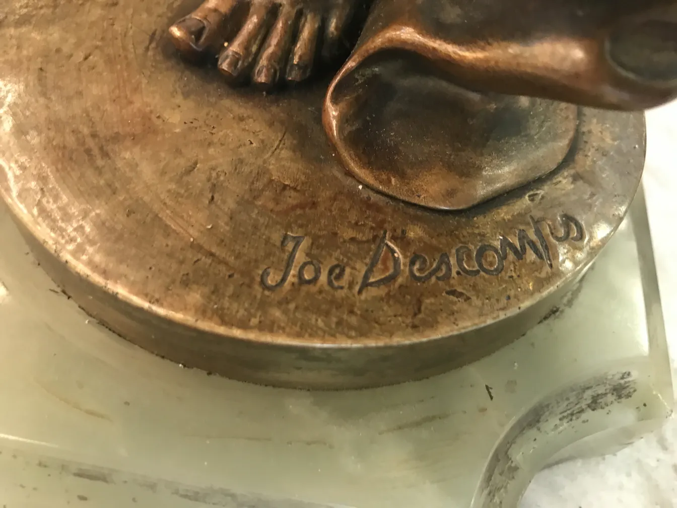 コルミエ・ジョセフ・デコンプのサインがある古代彫刻