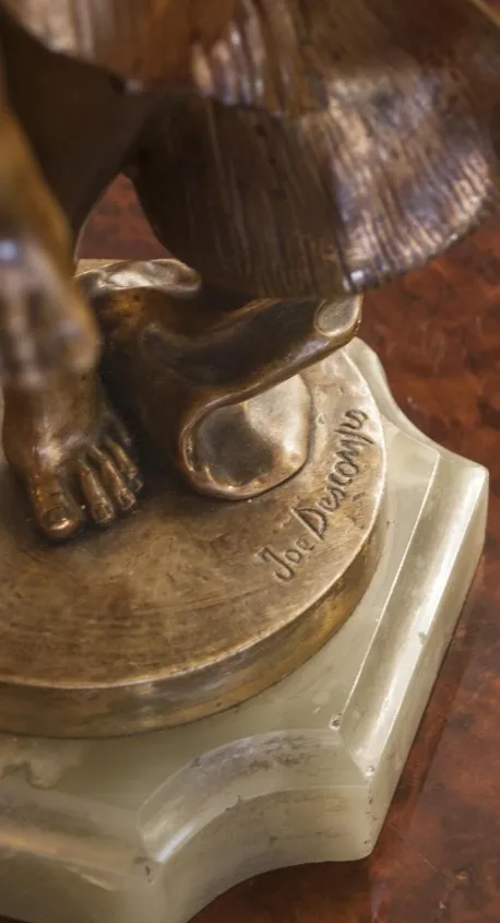 प्राचीन मूर्ति, आधार पर सजावटी विवरण