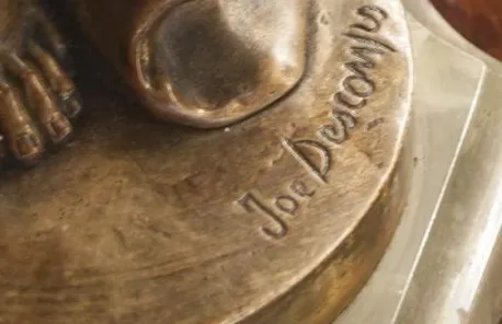 تمثال قديم بتوقيع Cormier Joseph Descomps، تفاصيل القاعدة