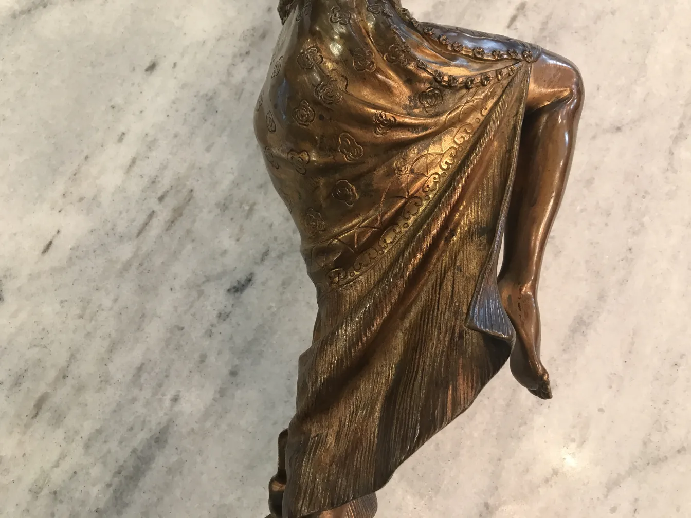 escultura antiga com detalhes decorativos e texturizados